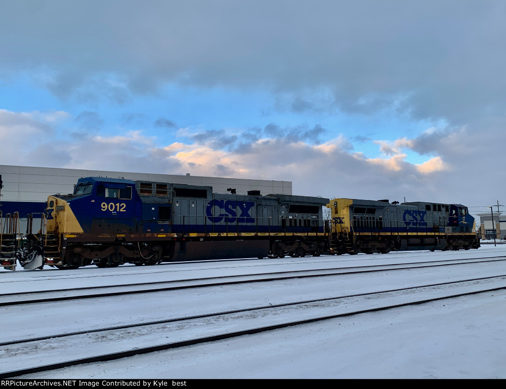 CSX 9012 on Q560